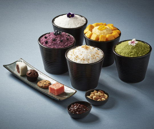 쉐라톤 서울 팔래스 강남 호텔은 로비 라운지 투톤에서 8월 31일까지 '서머 아이스 플레이크' 프로모션을 벌인다고 21일 밝혔다. 눈꽃처럼 부드럽고 시원한 맛을 자랑하는 '스노우 빙수'를 선보인다. 스노우 빙수는 총 다섯 가지로 작년에 사랑을 받은 밀크, 녹차, 망고 빙수에 이어 올해는 건강한 맛을 전하는 인삼과 블루베리 빙수를 새로 추가했다. 쉐라톤 서울 팰래스 강남 호텔 제공